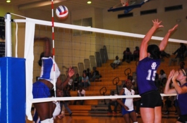 Cenquis Rockett going for the kill (photo by Stephawn Spears)
